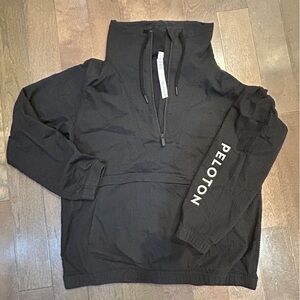 Lululemon x Peloton Pack Light Black Seersucker Pullover, Like New, Size 8
